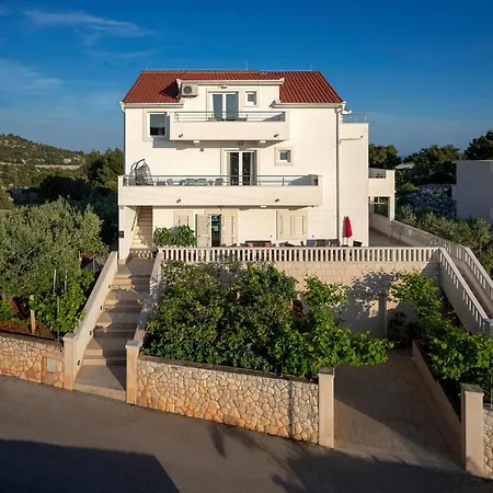 Fio - & בית הארחה 3*